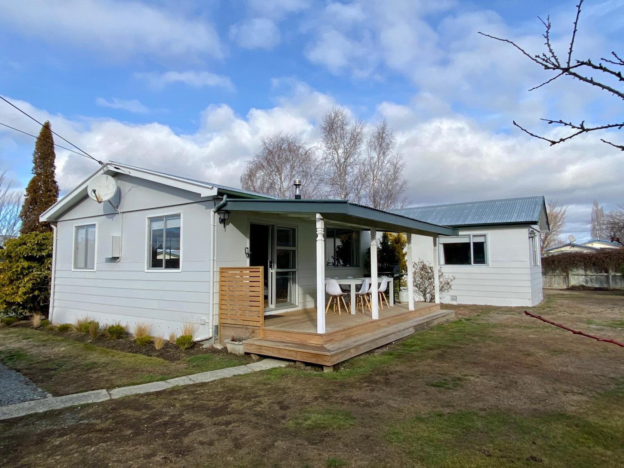 On The Door Step Of Town Villa Twizel Bagian luar foto
